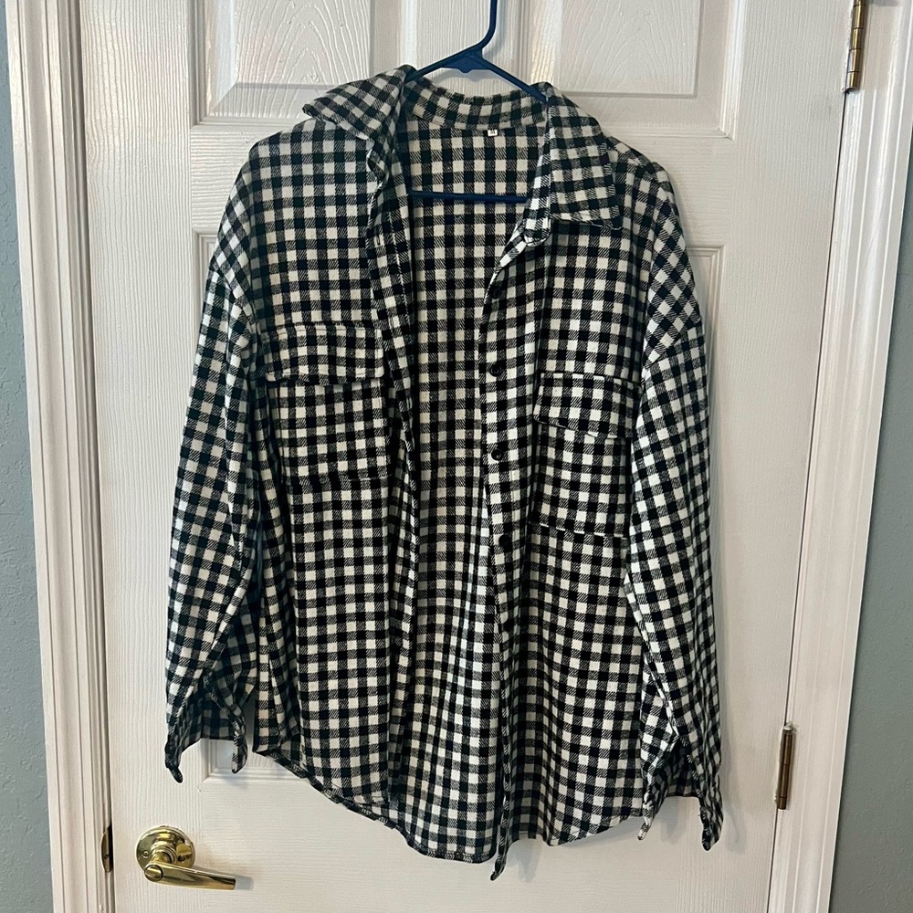 Women’s Black and White Flannel Checkered Oversized Button-Down Shirt Size M